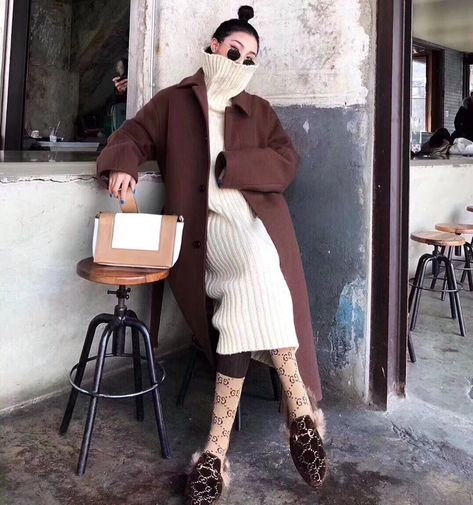 Marni Fur Mules Outfit, Gucci Fur Loafers Outfit, Fur Slippers Outfit, Fur Mules Outfit, Brown Mules Outfit, Mules Outfit Fall, Mules With Socks, Flat Mules Outfit, Gucci Mules Outfit