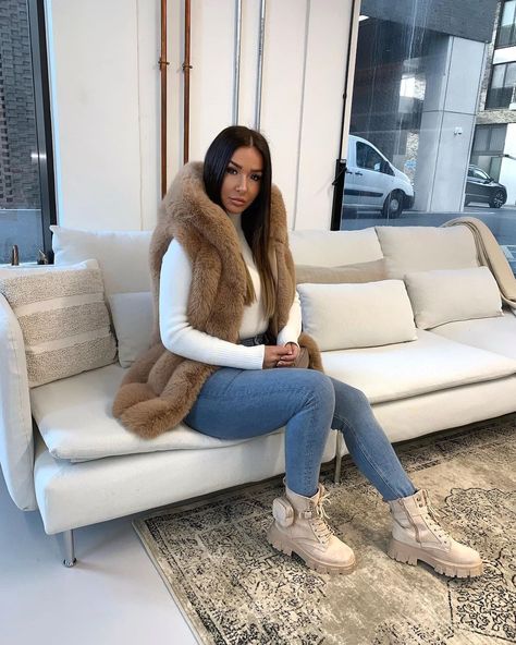 Beige Biker Boots Outfit, Nude Combat Boots Outfit, Nude Boots Outfit, Shopping Day Outfit, Biker Boots Outfit, Nude Ankle Boots, Cropped Jeans Outfit, Combat Boot Outfits, Combat Boot Outfit