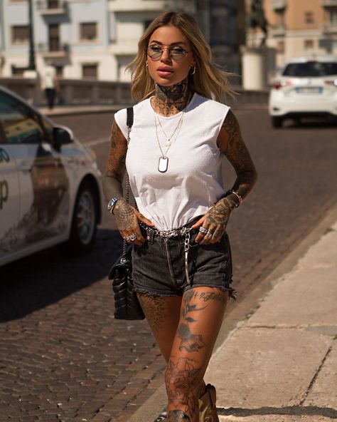 ZOE CRISTOFOLI on Instagram: “🚨👋🏽🧟‍♂️📸” Tattoo Artist Outfit, Artist Outfit Style, Rnb Playlist, Tattoo Girl Wallpaper, Park Lane Hotel, Mujeres Tattoo, Tattoed Women, Artist Outfit, Hot Tattoos