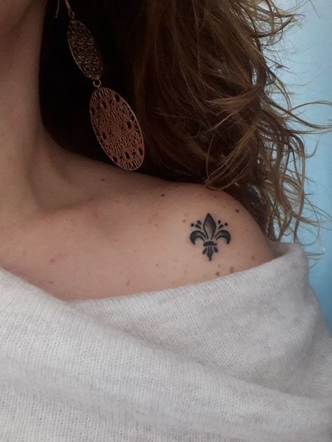 Fluer De Lis Tattoo, Lis Tattoo, Tattoo Shoulder, Tasteful Tattoos, Inspiration Tattoo, Парные Тату, Geniale Tattoos, Small Wrist Tattoos, Lily Tattoo