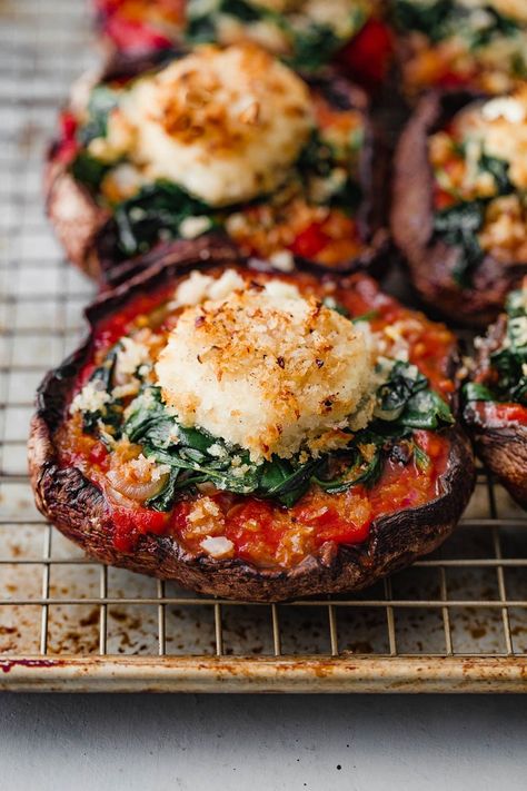 Stuffed Portobello Mushrooms 1 12 Crispy Goat Cheese, Resep Vegan, Stuffed Portobello Mushrooms, Portobello Mushroom Recipes, Stuffed Portobello, Vegetarian Main Course, Stuffed Portabella Mushrooms, Portobello Mushroom, Diet Vegetarian