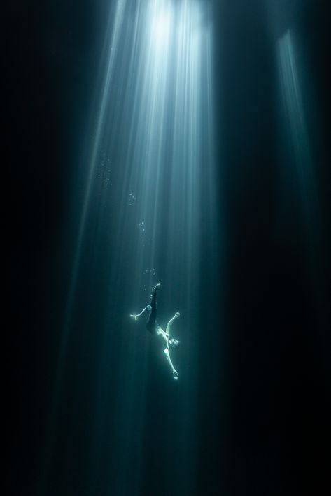 Dark Underwater Photography, Dark Underwater Fantasy Art, Dark Water Photography, Falling In Water Aesthetic, Dark Blue Underwater Aesthetic, Underwater Dark Aesthetic, Ocean Deep Aesthetic, Boat Underwater View, Light Under Water