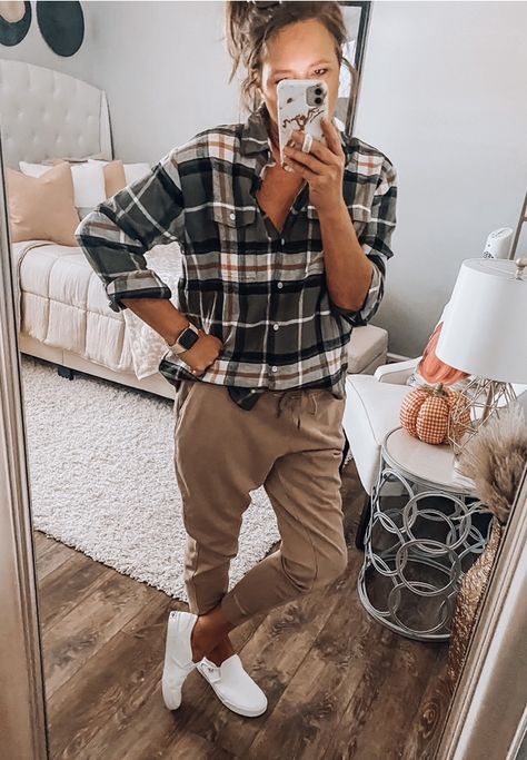 Joggers Outfit Fall, Beverly Ennis Hoyle, Tutorials Makeup, Jeans And Vans, Flannel Outfits, Joggers Outfit, Athleisure Women, She Is Clothed, Abercrombie And Fitch Jeans