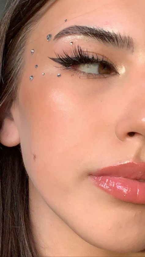 EUPHORIA MAKEUP & INSPO | RINESTONE MAKEUP Gem Makeup, Halloweenský Makeup, Concert Makeup, Rhinestone Makeup, Euphoria Makeup, Flot Makeup, Rave Makeup, Smink Inspiration, Dope Makeup