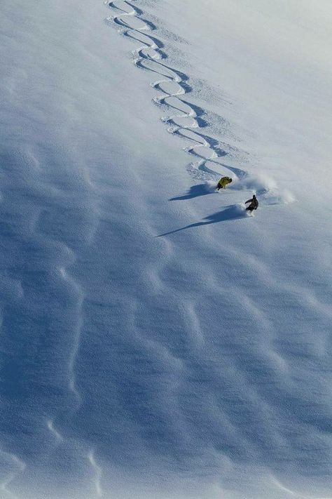 Snow blowing a gear, drone shot Snowboard Pictures, Travis Rice, Snowboarding Photography, Images Terrifiantes, Fox Photo, Mountain Winter, Summer Vacation Spots, Fun Winter Activities, Longboard Skateboard