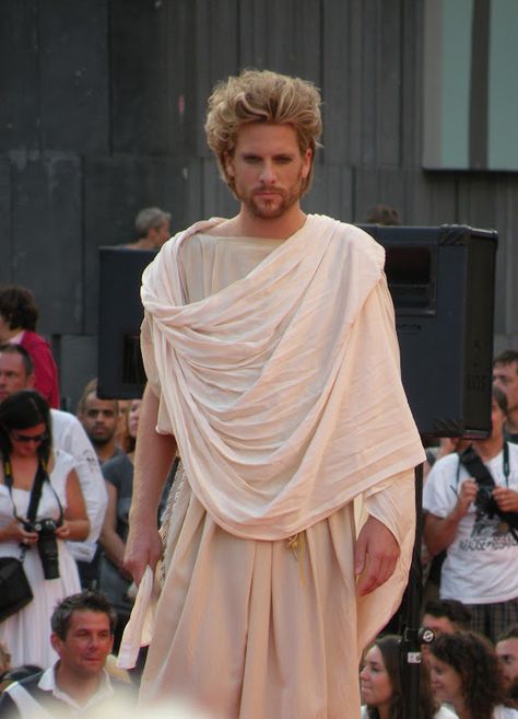 Vreni's Vienna Daily Photo: The History of Fashion #2 Ancient Greek Fashion Men, Greek Fashion Ancient, Chiton Greek, Ancient Greek Men, Ancient Greece Fashion, Ancient Greek Costumes, Greek Outfit, Greek Toga, Ancient Greek Clothing