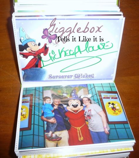 Making your own Disney autograph book - Gigglebox Tells it Like it is - www.giggleboxblog.com Diy Autograph Book, Disney Autograph Book, Disney Autograph, Autograph Book Disney, Diy Photo Book, Autograph Book, Disney Printables, Diy Disney, Autograph Books