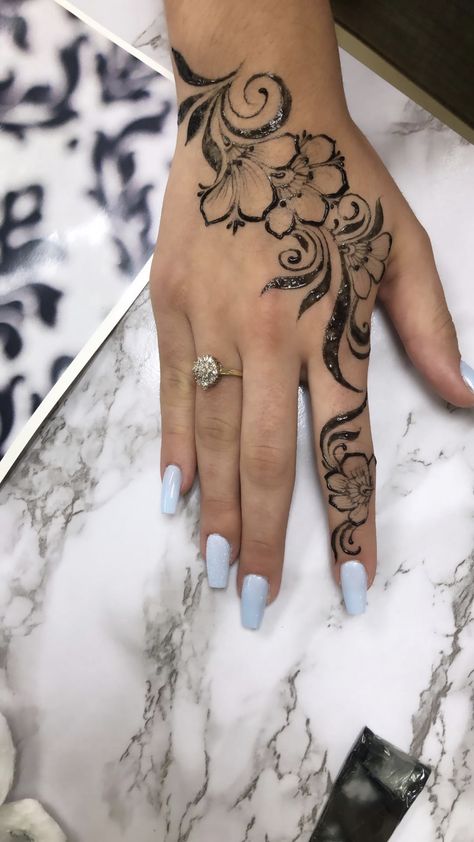 Simple Floral Hand Tattoo, Henna Tattoo Designs Arm Butterfly, Henna Tattoo Designs Hand Butterfly, Red Flower Hand Tattoo, Hanna Hand Tattoo, Hand Tattoos For Women Henna, Cute Henna Tattoos Hand, Hanna Tattoo Design, Henna Hand Tattoos For Women