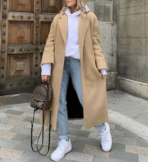 Pea Coats Women Outfit, Gray Peacoat Outfit, Long Beige Coat Outfit, Beige Coat Outfit, Taiwan Ootd, Cold Ootd, New York Outfit Ideas, Peacoat Outfit, Wool Coat Outfit