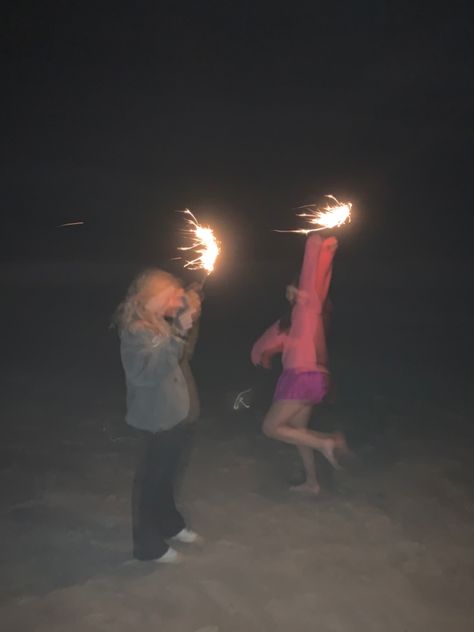 Sparkler Photoshoot Friends, Asthetic Picture Beach Friends, Sparkler Pictures Friends, Photoshoot With Sparklers, Star Friend Aesthetic, Faceless Group Aesthetic, Party Asthetic Picture, Camping Birthday Party Aesthetic, Couple Activities Photos