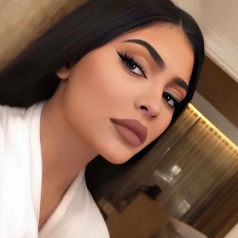 squad dolls on Instagram: "Lowkey my fav pic of kylie 😍🤷‍♀️" King Kylie Makeup, Insta Baddie Makeup, Maquillaje Kylie Jenner, Kylie Jenner Makeup Look, Seductive Makeup, Stile Kylie Jenner, Kylie Lipstick, Looks Kylie Jenner, Kylie Baby