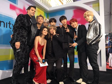 BTS with Laura Marano Bts Ama, Foreign Celebrities, Bts Official Light Stick, Sanaa Lathan, Toni Braxton, Laura Marano, Korean Couple, Korean Idol, Bts Twt