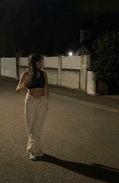 Late Night Instagram Pictures, Asthetic Pose For Women, Night Photoshoot Aesthetic, Late Night Photoshoot, Late Night Outfit, Late Night Summer, Teen Aesthetic, Night Pic, Night Photoshoot