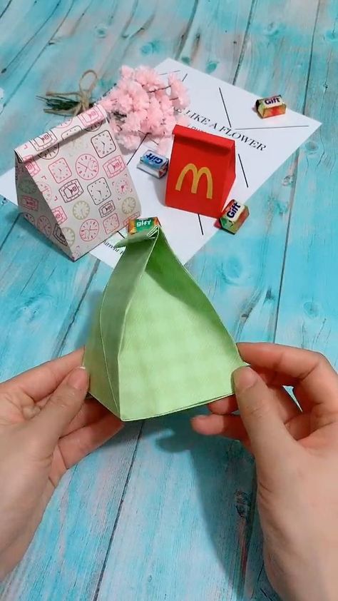 Make stunning paper flowers & garlands for all occasions. Strawberry Baskets Crafts Diy Projects, Art And Crafts Easy, Diy Craft Easy, Paper Cute Crafts, Cool Things To Do With Paper, Cute Packing Ideas, Cool Things To Make Out Of Paper, Easy Home Crafts, Diy Paper Things