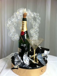 Champagne Centerpiece, Balloon Displays, Champagne Balloons, How To Make Bubbles, Event Balloons, Balloon Centerpiece, Deco Ballon, Bubble Pictures, Champagne Cocktails