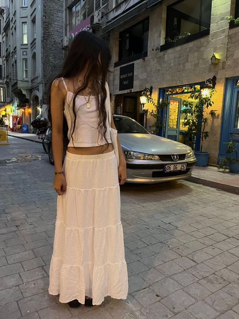 cute long-haired girl wearing long white skirt and white cropped tank top standing on the street in the afternoon. cute shops, lights, and silver car behind her. in istanbul, turkey. instagram: @urdre4mgirll Coquette Vacation Outfits, Coquette Going Out Outfit, Lana Del Rey Summer Outfits, Lana Del Rey Core Outfits, Hair Color Y2k, Lana Del Rey Outfits Aesthetic, Brunch Outfit Aesthetic, Y2k Ipad Wallpaper, Summer Classy Outfits