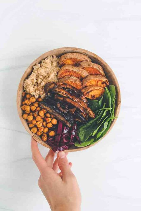 Nutritious Dinner, Mushroom Quinoa, Vegan Barbecue, Plats Healthy, Salads Recipes, Quinoa Bowl, Dinner Healthy, Portobello Mushroom, Vegan Restaurants