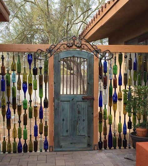 Turn Wine Bottles into an Outdoor Wall...these are the BEST Garden & DIY Yard Ideas! Privacy Fence Decorations, Bottle Trees, Pergola Design, Backyard Privacy, Deco Nature, Diy Fence, Bottle Garden, Walled Garden, Landscape Designs