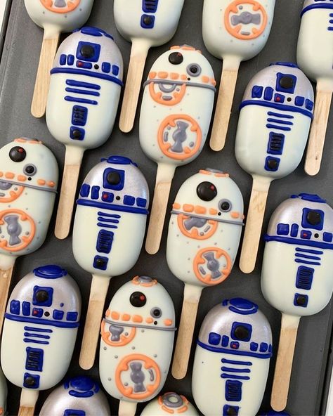 Cakesicle Recipes, Star Wars Cake Pops, Star Wars Themed Food, Star Wars Dessert, Cakesicles Ideas, Star Wars Snacks, Star Wars Cake Toppers, Popsicles Cake, Star Wars Cookies