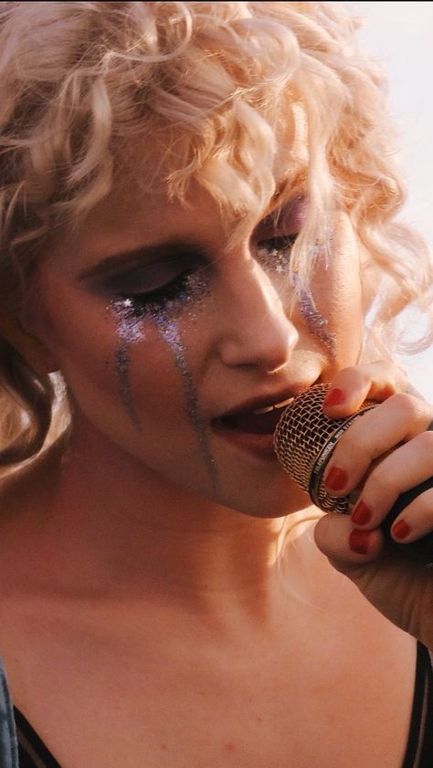 Hayley on stage during Paramore’s second show on Parahoy - #Parahoy2018 #Paramore Paramore Concert, Hayley Paramore, Taylor York, Paramore Hayley Williams, Glitter Eye Makeup, Dramatic Makeup, Honey Hair, Glamour Shots, Uncanny X-men