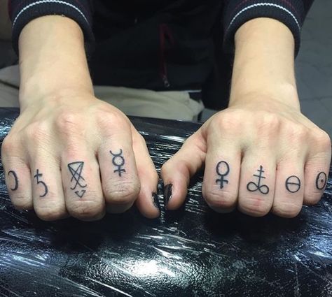 Knuckle Tattoos Numbers, Knuckle Tattoo, Planetary Symbols, Knuckle Tattoos, Finger Hands, Zodiac Tattoos, Symbolic Tattoos, Finger Tattoos, Body Mods