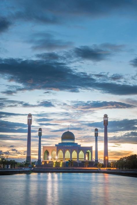 PATTANI CENTRAL MOSQUE THAILAND BY DRONE - MOSQUE IN THAILAND - DREAM TRIPS Central Mosque, Country Backgrounds, Dream Trips, Travel Dreams, Taj Mahal, You Must, To Learn, Thailand, Film