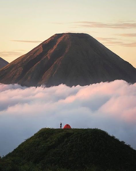 Aesthetic Camping, Tent Camping Hacks, Mountain Aesthetic, Fall Camping, Central Java, Mountain Photography, Mountain Life, Nature Photographs, Alam Yang Indah