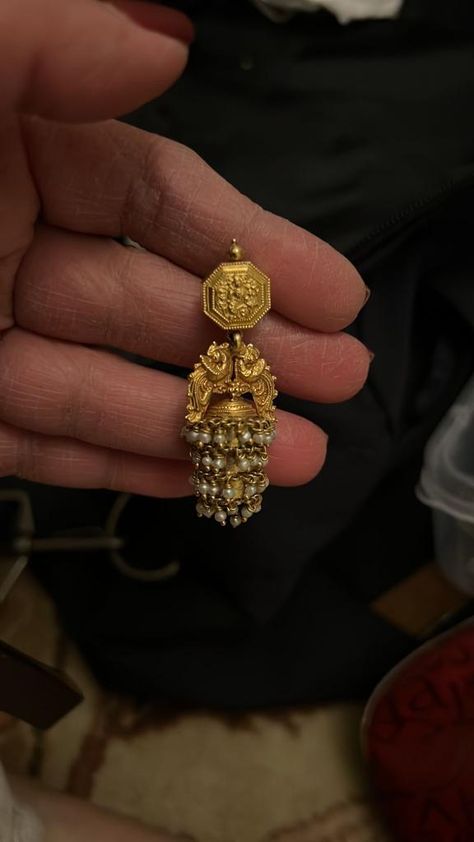 Temple Jewellery Earrings, 22 Carat Gold Jewellery, Gold Jhumka Earrings, Gold Earrings Models, Antique Gold Jewelry Indian, Gold Jewelry Simple Necklace, Gold Necklace Indian Bridal Jewelry, Antique Bridal Jewelry, Indian Jewellery Design Earrings