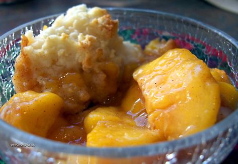 This recipe uses less fats and sugars than most cobbler recipes. Fresh Peach Cobbler Recipe, Healthy Peach Cobbler, Fresh Peach Cobbler, Weight Watcher Desserts, Healthy Fruit Desserts, Fruit Dessert Recipes, Ww Desserts, Peach Cobbler Recipe, Cobbler Recipe