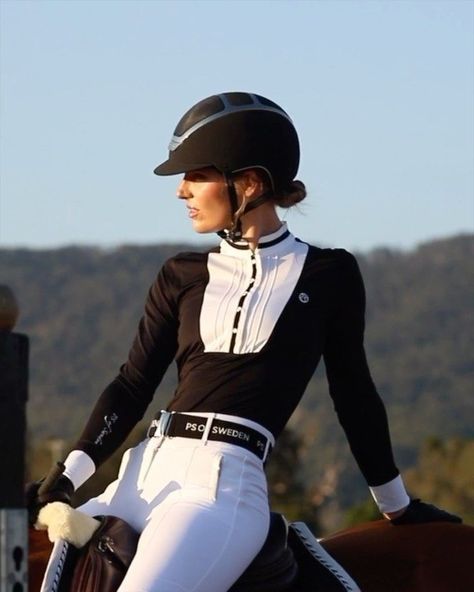 Royal Horse Riding Outfit, Horse Style Clothing, Rich Equestrian Aesthetic Outfits, Riding Outfit Equestrian Aesthetic, Dressage Outfit Riding Clothes, Western Equestrian Outfits, Equestrian Summer Outfits, Outfit Horse Riding, Equestrian Aesthetic Outfit