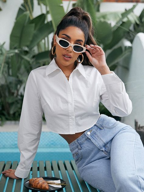 Camisa corta bajo curvo Cropped White Shirt, White Shirt Outfits, Black And White Baby, Black Hot Pink, Crop Top Outfits, Women Blouses, Crop Blouse, Inspiration Mode, Spring Dress