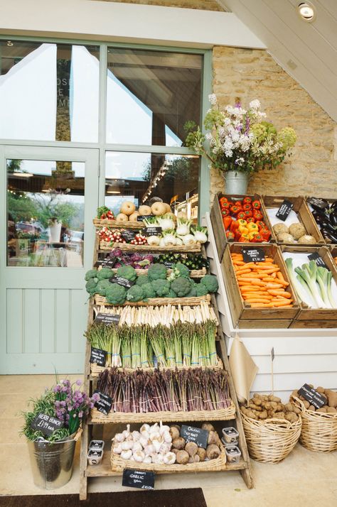 Farm-fresh and healthy food options in Daylesford, England. #healthyfood #cleaneating Small Farm Shop Design, Farm Grocery Store, Roadside Farm Store, Daylesford Farm Shop, Farm Shop Aesthetic, Farm Store Aesthetic, Small Farm Store, Farm Cafe Design, Roadside Farm Stand Ideas