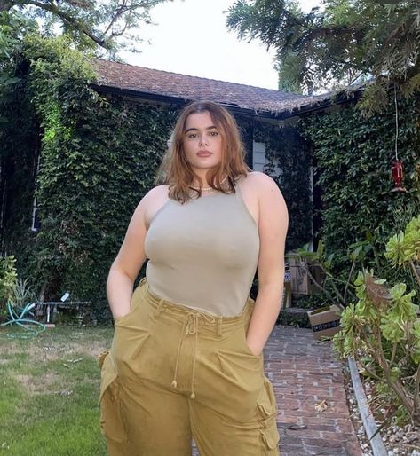 Barbie Ferreira Style, Midsize Baddie, Barbie Ferreira Aesthetic, Barbie Ferreira Outfit, Prehistoric Planet, Plus Size Posing, Barbie Ferreira, Curvy Girl Outfits, Curvy Outfits