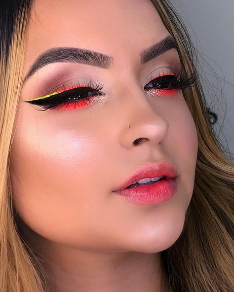 Coral Makeup, Neon Makeup, Celebrity Makeup Looks, Bright Makeup, Airbrush App, Eyeliner Makeup, Eye Makeup Designs, Colored Eyeliner, Makeup Eye Looks