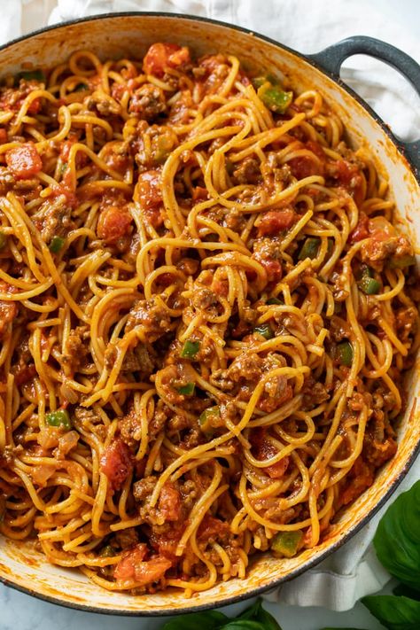 This One Pot Spaghetti recipe has a flavorful meat sauce that's easy to make with a jar of sauce. It makes an easy dinner idea that your family will love. Marinara Spaghetti Recipes, Spaghetti One Pot Easy Dinners, Spaghetti Meat Sauce With Jar Sauce, Spaghetti Recipes With Prego Sauce, One Pot Spaghetti With Meat Sauce, Spaghetti With Meat Sauce Recipes, Easy Spaghetti Recipes With Jar Sauce, Old Fashion Spaghetti Recipe, Black People Spaghetti Recipes