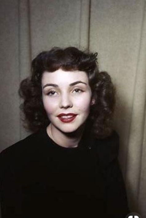 Lisa Frankenstein, Historical Hairstyles, 40s Hairstyles, Vintage Photo Booths, 1940s Hairstyles, Jennifer Jones, Hair Catalog, Vintage Inspiration, Female Portraits