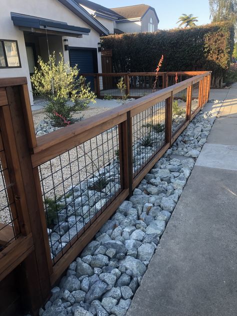 Fence w/ rough stone border and gravel mulch Gravel Fence Border Ideas, Rock Wall Fencing, Rock Fence, Backyard Planters, Dog Backyard, Landscaping On A Hill, Stone Fence, Backyard Area, Perfect Backyard