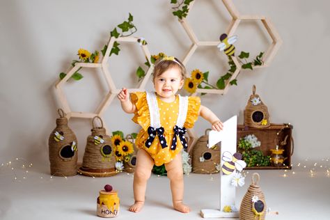 Bee Cake Smash Photoshoot, Honeybee Theme Birthday Party, Bee Photoshoot, Bee Themed Birthday Party, Baby Birthday Party Theme, 1st Birthday Photoshoot, Bday Party Theme, Smash The Cake, Desi Wedding Decor