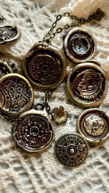 Brygida on Instagram: "Wax seals (or charms) without wax and without seal stamps. With glue gun, buttons, watches and all kinds of small jewelry. have fun Full Video: https://youtu.be/yAB0f4W91Lw Wachssiegel (oder auch Charms) ohne Wachs und ohne Siegelstempel. Mit Klebepistole, Knöpfen, Uhren und allerlei kleinen Schmuckteilen. Viel Spaß . . . #embelishment #embelishments #waxseal #waxsealing #charms #charm #junkjournalembellishments #junkjournalembellishment #junkjournalsupplies #junkjournali Wax Seal Pendant, Wax Seal Jewelry, Diy Wax, Wax Stamp, Seal Stamps, Glue Gun, Wax Seal, Small Jewelry, Hot Glue