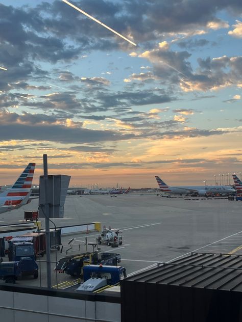 O'hare International Airport, Usa Life, Travel Aesthetics, Airport Aesthetic, O Hare, International Airport, Travel Aesthetic, Chicago, Travel