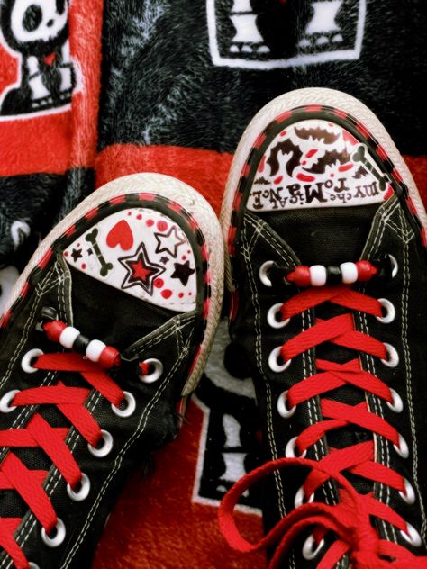 Emo Shoes, Doodle Shoes, Diy Converse, Sharpie Shoes, Cool Converse, Converse Design, Grunge Shoes, Custom Shoes Diy, Scene Outfits