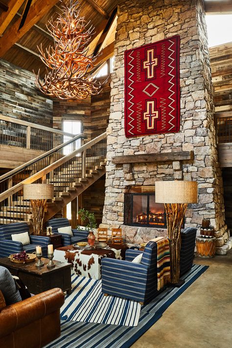 The cultural heritage and artistic spirit of the Southwest is woven throughout the design at Bishop’s Lodge, Auberge Resorts Collection. In the Bunkhouse, curated pieces from local Santa Fe artisans are set against rich textures and a vibrant palette across the expansive, two-storey standalone retreat. #AlwaysAuberge #BishopsLodge Western Lodge, Ranch Dining Room Ideas, Lodge Architecture, Rustic Western Home Decor, Lodge Interior Design, Lodges Design, Mountain Home Interiors, Log Cabin Rustic, Western Homes