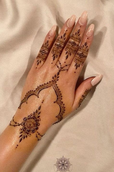 Mehndi Designs Wedding Guest, Wedding Guest Henna, Henna Full Hand, Swiss Vacation, Henna Motive, Indian Henna Designs, Henna Flower Designs, Henna Designs Back, Short Mehndi Design