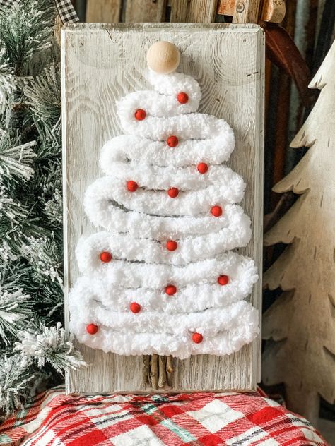 Make this super cute and super easy DIY yarn Christmas Tree! Such a budget friendly and a really quick DIY! #DIYChristmasTree #ChristmasDecor #ChristmasDIY Diy Yarn Ornaments, Christmas Yarn Crafts, Christmas Tree Yarn, Yarn Trees, Christmas Teaching, Christmas Yarn, Diy Yarn, Diy Yarn Crafts, Peinados Recogidos