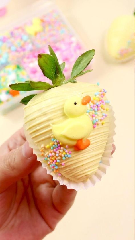 Easter berries 🐣 in 2022 | Easter treats, Easter chocolate covered strawberries, Easter chocolate covered pretzels Easter Strawberry, Easter Dinner Party, Chocolate San Valentin, Toy Baskets, Easter Nail Art Designs, Nail 2024, Easter Party Food, Chocolate Covered Strawberry Recipe, Polo G