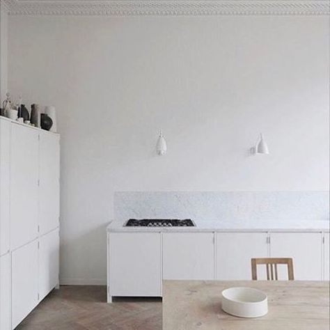 Kitchen inspiration #bodieandthenomad #kitcheninspo #pinterest Top Kitchen Trends, Minimal Kitchen Design, Minimalist Dekor, Minimal Kitchen, Herringbone Floor, Casa Container, Kitchen Trends, White Rooms, Kitchen Tops