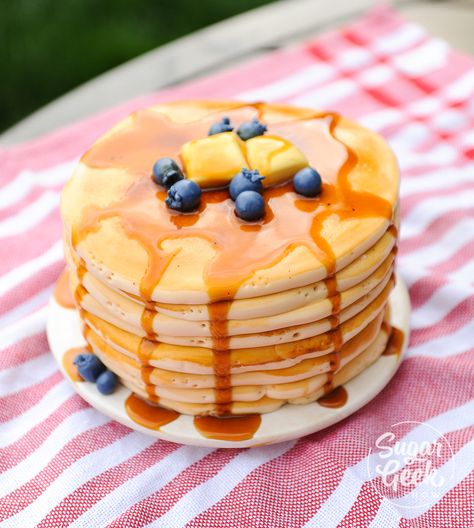 pancake cake Cakes That Look Like Food, Birthday Cake Pancakes, Cake Mix Pancakes, Sugar Geek, Easy Cakes To Make, Flavored Pancakes, Pancake Cake, Realistic Cakes, Pancake Stack