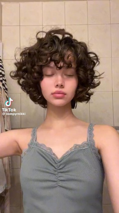 Cute Styles For Short Curly Hair, Wolf Cut Curly Hair Short, Wolf Cut Short Curly Hair, Short Wolf Cut Curly Hair, Short Curly Wolf Cut, Short Curly Brown Hair, Short Wolf Haircut, Curly Hair Color Ideas, Curly Hair Color