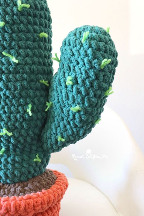 Crochet Cactus - Repeat Crafter Me Crochet Cactus Free Pattern, Crochet Succulent, Pillow Patterns, Repeat Crafter Me, Crochet Leaf Patterns, Cactus Pillow, Crochet Cactus, Bernat Blanket Yarn, Crochet Plant