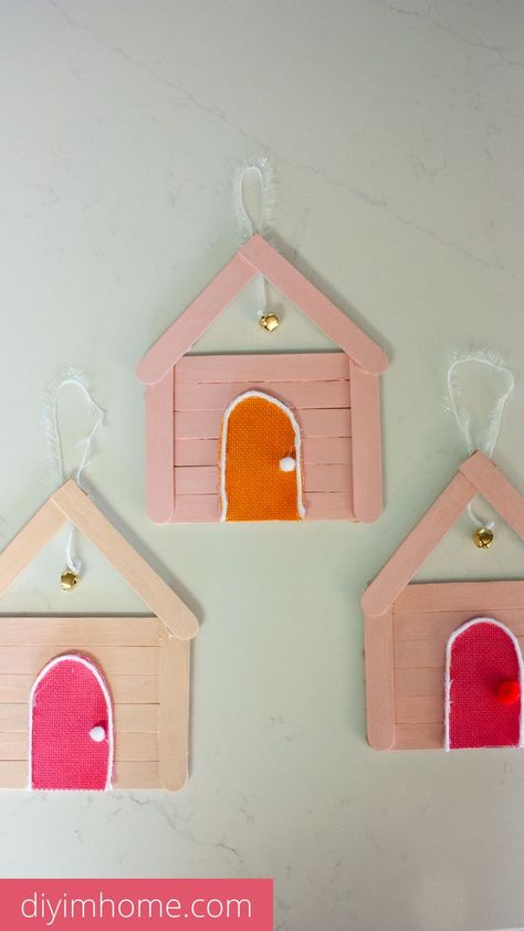 How to use your child's picture day photo to make school house popsicle stick photo ornaments! Igloo Craft, Popsicle House, Stick Ornaments, Cottagecore Crafts, Popsicle Stick Ornaments, Popsicle Stick Crafts House, Popsicle Stick Houses, Teaching Crafts, Stick Wall Art